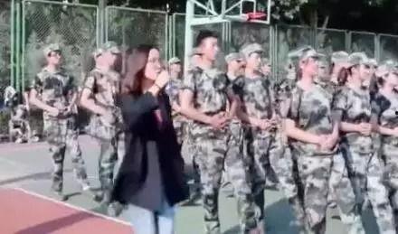 军训姚学姐吃瓜,揭秘军营里的“甜蜜”瞬间